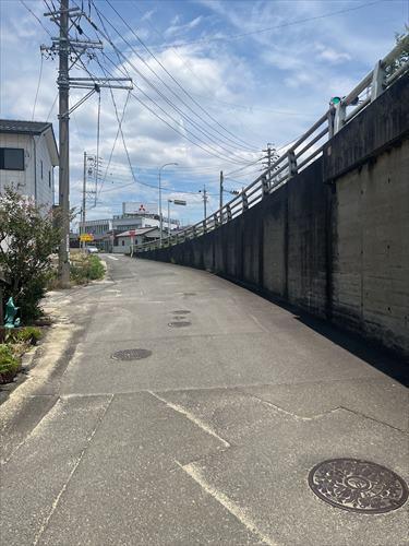 現地写真7.（東側前面道路）