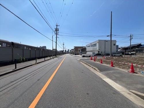 南側道路[東から西に向けて撮影]