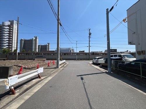 西側道路[北から南に向けて撮影]
