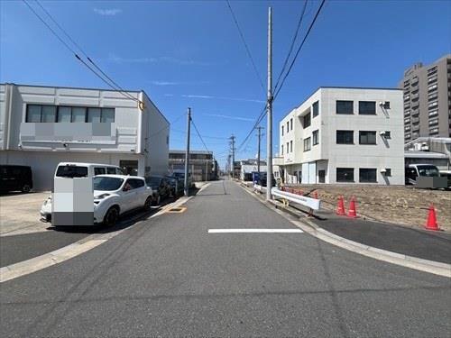 西側道路[南から北に向けて撮影]