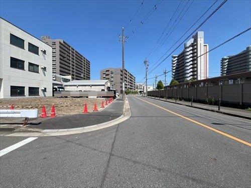 南側道路[西から東に向けて撮影]