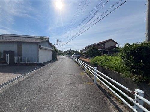 前面道路（東から西に向けて撮影）