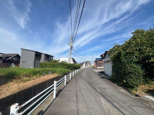 前面道路（西から東に向けて撮影）