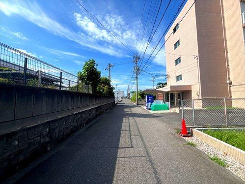 前面道路（2026年8月撮影）