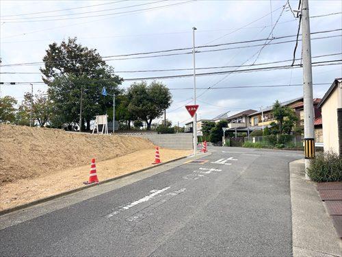 北東側前面道路(2026年10月撮影)