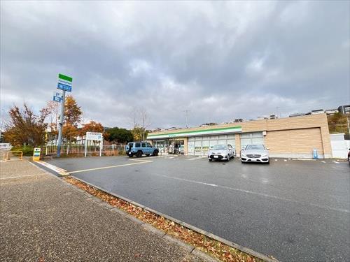 ファミリーマート箕面森町店