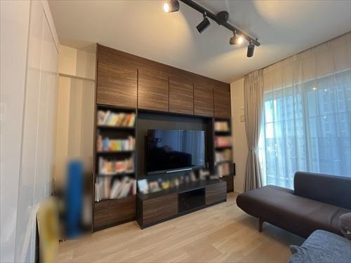 ダイニング（造り付けテレビボード）