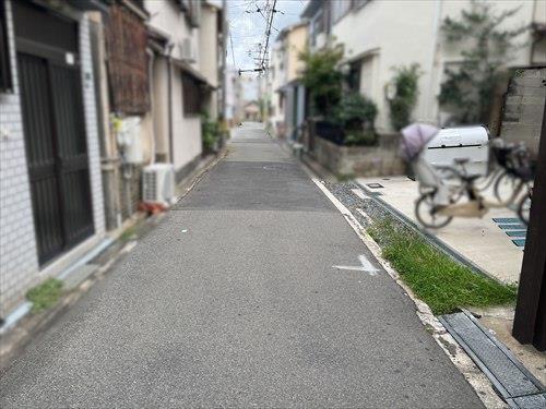 北側前面道路（西側から）