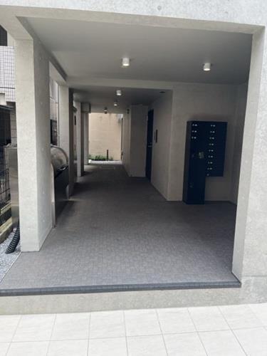 1階ピロティ正面(2025年7月撮影)