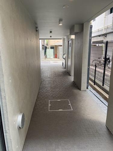 1階ピロティ中から(2025年7月撮影)