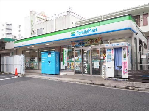 ファミリーマート雑色駅広場前店 650ｍ