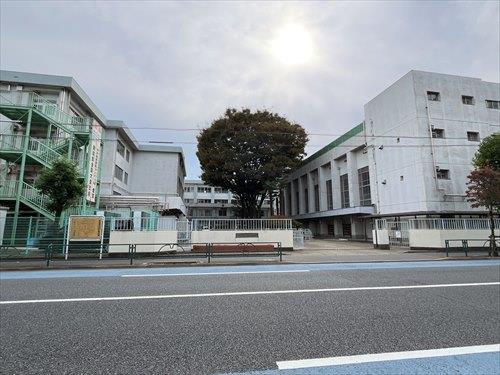 練馬区立関中学校 900ｍ