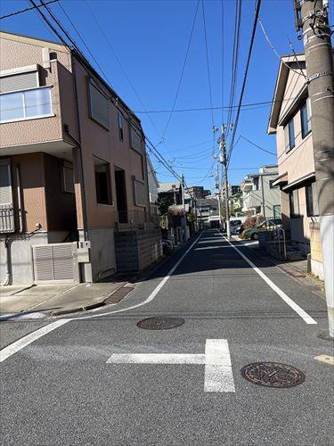 北東側前面道路