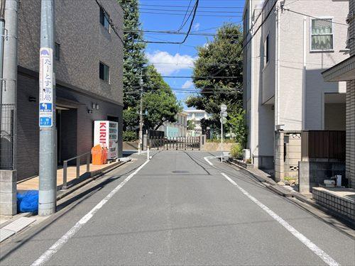 北東側道路（物件：左手）