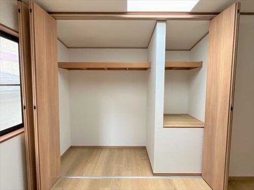 クローゼット（南西側洋室６帖）