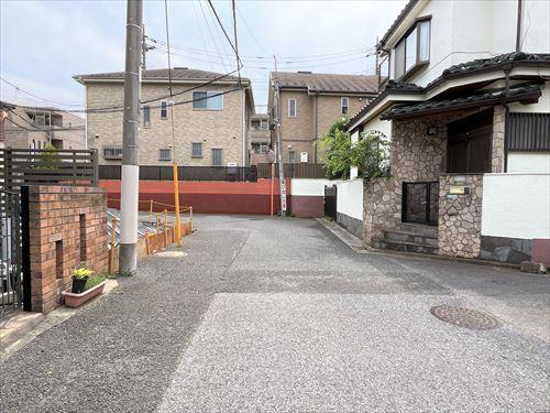 西側道路（物件：左手）