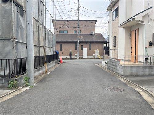 西側道路（物件：左手）