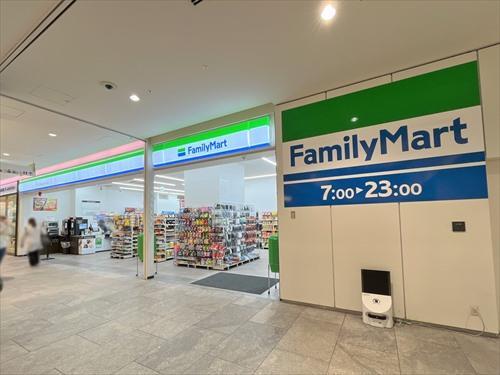 ファミリーマートマークイズみなとみらい店