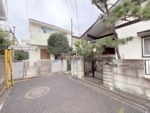 前面道路を含む現地（物件：中央）