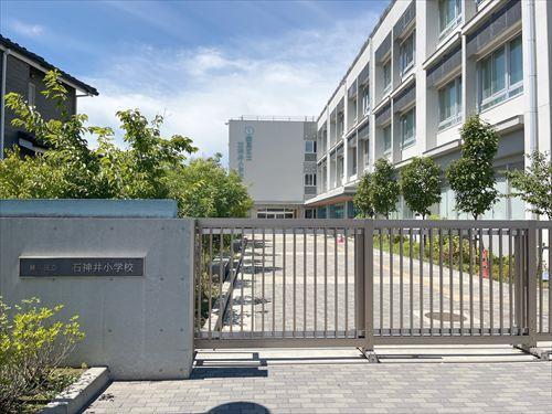 練馬区立石神井小学校 820ｍ