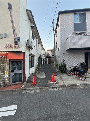 東側通路（2026年10月撮影）