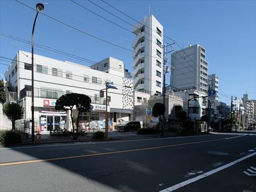 ウエルシア新宿牛込店 330m
