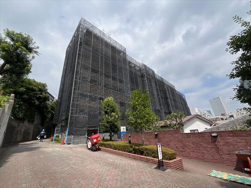 建物外観（大規模修繕中）