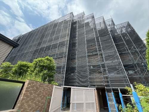 建物外観（大規模修繕中）