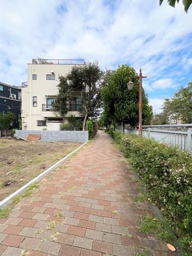 【現地前面道路2025年9月撮影】