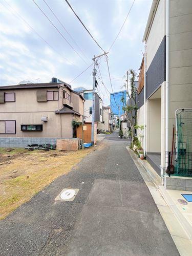 【現地前面道路2025年9月撮影】