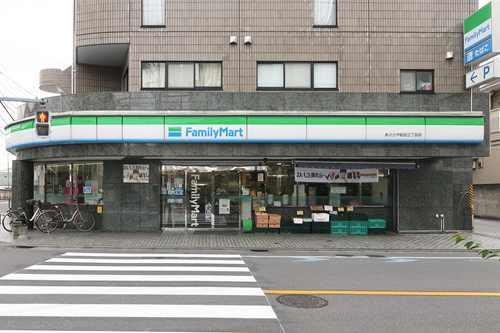 ファミリーマートまで330m