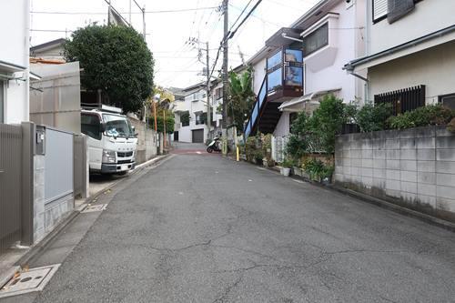 【現地前面道路2025年11月撮影】