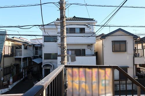 建物2階廊下より