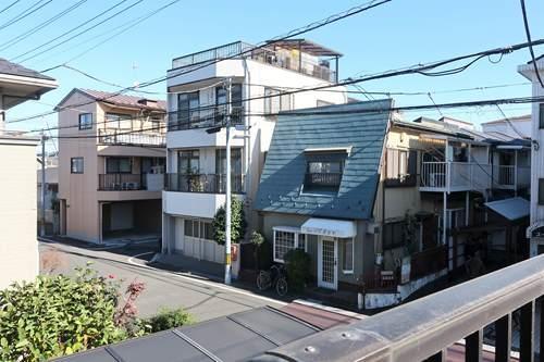 建物2階廊下より