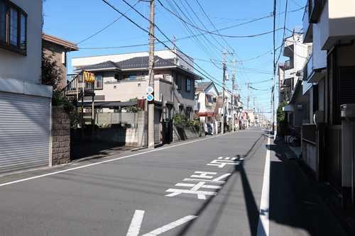 【現地前面道路2025年11月撮影】