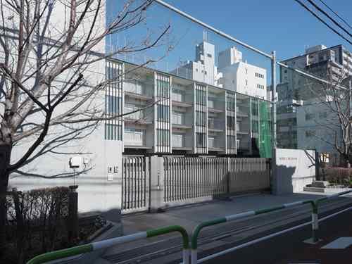 新宿区立愛日小学校 330m