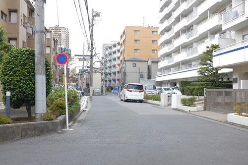 前面道路（2025年12月 撮影）