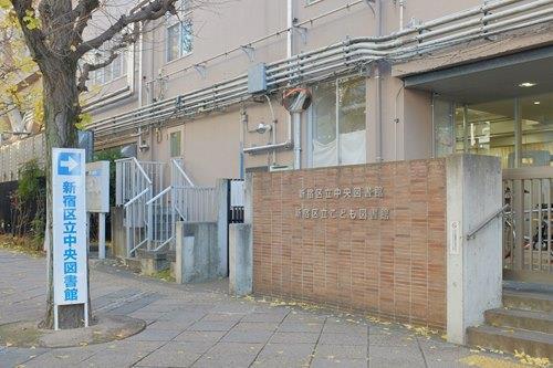 新宿区立中央図書館 440m