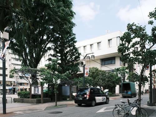 世田谷区立烏山図書館 810m