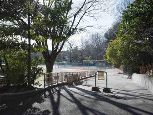 蚕糸の森公園運動場 620m