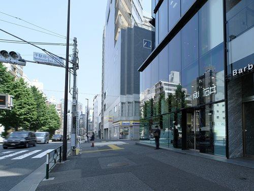 成城石井千駄ヶ谷店 340m