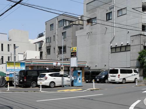 セブンイレブン原宿外苑店 310m