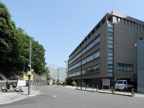 渋谷区立中央図書館 550m