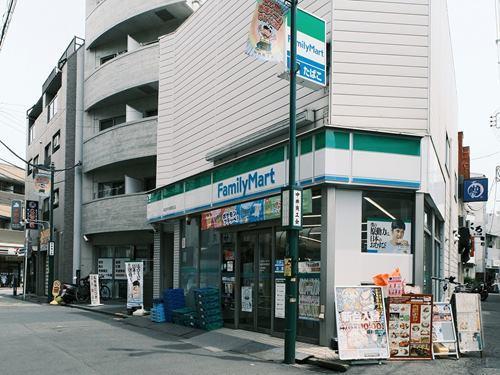 ファミリーマート新宿中井駅前店 110m