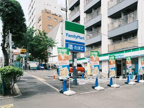 ファミリーマート牛込柳町駅前店 210m