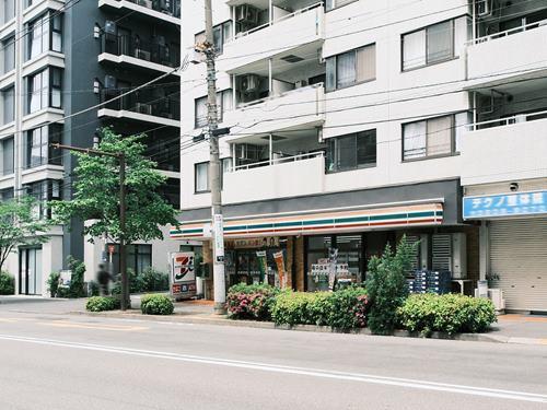 セブンイレブン新宿若松町店 430m