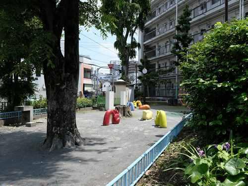 新宿区立東大久保児童遊園 260m
