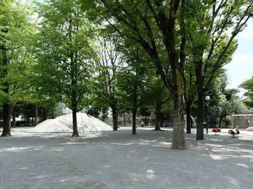 新宿区立白銀公園 230m