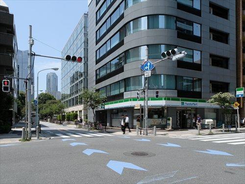 ファミリーマート芝公園一丁目店 270m