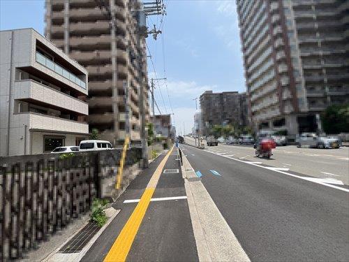 南側前面道路　東向き
